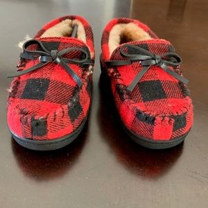 NWT Norty fleece lined plaid slippers. Size 6.